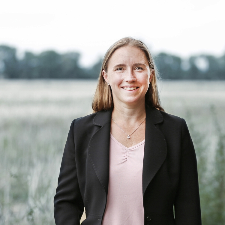 Andrea Perkuhn Portraitfoto einer Person vor einem Feld